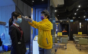 A Hong Kong, les tests de température à l'entrée des restaurants ne sont pas rares. Si les mesures de distanciation sociale sont respectées, la mégalopole n'a pas imposé des mesures de confinement total.