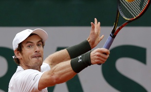 Andy Murray a fort à faire face à John Isner en 8e de finale de Roland Garros, le 29 mai 2016.