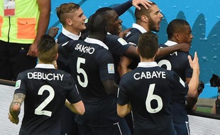 Les joueurs français fêtent l'un des buts de Karim Benzema contre le Honduras, le 15 juin 2014 à Porto Alegre