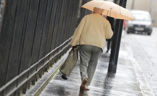 NANTES. Une fmme marche sous la pluie