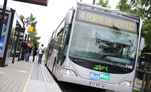 La ligne 4 de busway à Nantes, ici sur l'île de Nantes.