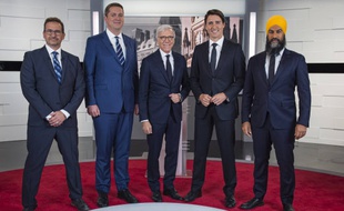 Yves-François Blanchet (chef du Bloc québécois, indépendantiste), Andrew Sheer (chef du Parti conservateur, droite), Pierre Bruneau (modérateur), Justin Trudeau (chef du Parti libéral, centre gauche), Jagmeet Singh (chef du NPD, gauche).