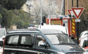 Le corbillard qui achemine le corps de Mohamed Merah à Bordeaux, jeudi.