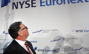 La Commission européenne rendra sa décision le 1er février sur la fusion entre NYSE Euronext et Deutsche Börse pour former le premier opérateur boursier mondial, un rapprochement qui pose des problèmes de concurrence et pourrait être interdit.