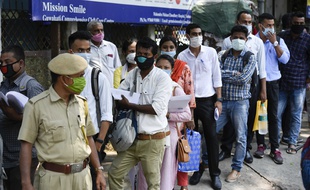 Des demandeurs d'emploi devant le Mahendra Mohan Choudhury Hospital (MMCH) de Guwahati, au nord-est de l'Inde, le 2 juin 2020.