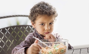 Pas toujours évident pour les parents de savoir quoi donner à leurs enfants pour un petit-déjeuner bon et sain.