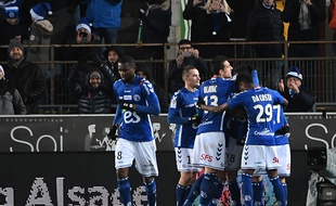En dehors des 600 fans venus en bus et encadrés par les forces de l'ordre, les maillots du RC Strasbourg.