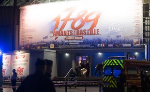 Un blessé évacué par les secours au Palais des Sports, à Paris, le 8 novembre 2013.