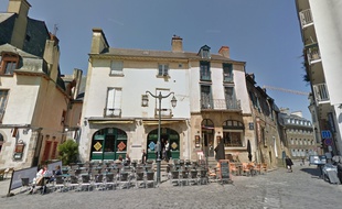 La façade du Webb Ellis, place des Lices à Rennes, où des militants cagoulés ont fait irruption mercredi 27 novembre 2019.