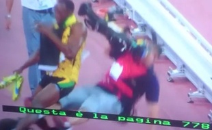 Un caméraman sur Segway a chuté et entraîné Usain Bolt dans sa chute, lors des Mondiaux de Pékin le 27 août 2015.