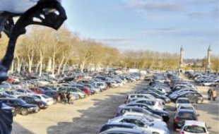 Grosse journée d'affluence, hier, tant pour le parking improvisé de la place des Quinconces que pour les boutiques du centre-ville.