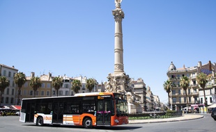 Un bus aux couleurs de la nouvelle marque d'Aix-Marseille Metropole « La metropole mobilité ».
