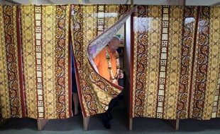 La campagne des élections territoriales polynésiennes s'est durcie, mardi à Tahiti, deux jours après le premier tour, où le sénateur Gaston Flosse a largement distancé son adversaire historique, le président sortant Oscar Temaru.