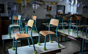 Une salle de classe vide dans une école à Paris (illustration).