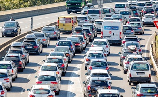De nombreux véhicules ont été bloqués par les feux de palettes allumés sur l'autoroute (illustration).