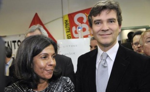 Le ministre UMP Laurent Wauquiez et le ténor du PS Arnaud Montebourg sont venus tour à tour vendredi au chevet de l'usine Lejaby d'Yssingeaux, menacée de fermeture, avec chacun leurs propositions pour faire redémarrer l'atelier de confection française.