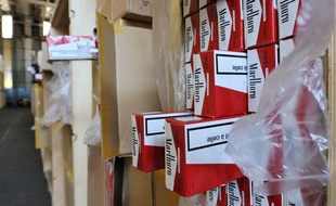 Des cartons de cartouches de cigarettes (illustration).