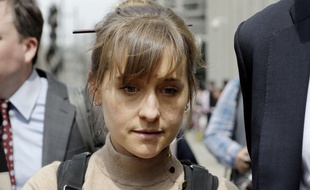 L'actrice américaine Allison Mack à sa sortie du tribunal, à New York, le 8 avril 2019.