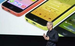 Le patron d'Apple, Tim Cook, présente l'iPhone 5C.
