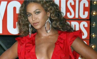 Le parti islamiste malaisien reprocheà la chanteuse Beyoncé ses tenues trop légères.