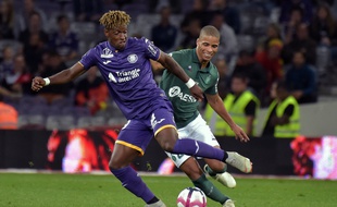 François Moubandje, le défenseur du TFC, face au Stéphanois Kevin Monnet-Paquet, le 25 septembre 2018 au Stadium de Toulouse.