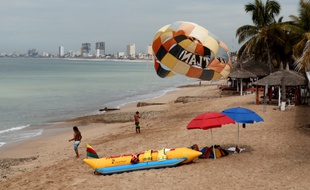 Des touristes sur la plage de Mazatlan, où l'ouragan Willa est attendu ce lundi.