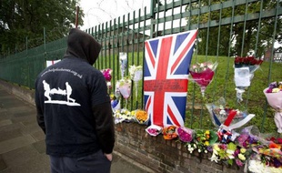 Les services de renseignements intérieurs britanniques ont tenté de recruter Michael Adebolajo, qui a revendiqué le meurtre d'un soldat mercredi à Londres, a affirmé vendredi soir à la BBC un de ses amis qui a été arrêté après son interview télévisée.
