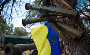 Des lances-grenades et le drapeau ukrainien dans un camp militaire de la région de Donetsk, le 29 août 2014