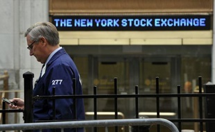 La Bourse de New York démarrait proche de l'équilibre jeudi, après avoir enregistré la veille sa plus forte chute de l'année, portée notamment par une bonne statistique dans le secteur de l'emploi aux Etats-Unis: le Dow Jones grappillait 0,01% et le Nasdaq 0,19%.