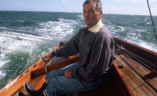Eric Tabarly à bord du Pen-Duick en 1990.