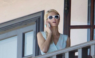 Paris Hilton et son téléphone sur une terrasse.