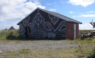 La street-artist NeSpoon créé des tags en dentelle sur des maisons.