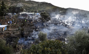 Un incendie s'est déclaré dans un camp de réfugiés de Samos, en Grèce, lundi 2 novembre 2020.
