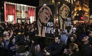 Des manifestants en colère à New York, le 9 novembre 2016, après l'élection de Donald Trump à la présidence des Etats-Unis.