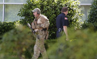 03 mai 2015, Garland (Etats-Unis). Un officier de police et un militaire patrouillent aux abords du centre où une fusillade a éclaté en marge d'un concours de caricatures de Mahomet.