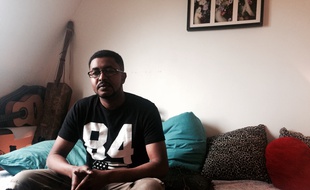 Fathi, 35 ans, a dormi un temps sous le métro aérien de la Chapelle. Depuis, il cherche toujours à obtenir son statut de demandeur d'asile.