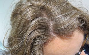 Il y a celles qui traquent les cheveux blancs pour mieux les teindre, et celles qui les assument.