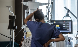 Les soignants, qui font face à une troisième vague très violente, craignent d'être rapidement contraints de devoir faire le tri entre les patients admissibles en réanimation.