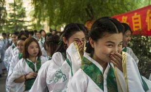 Des étudiantes attendent de recevoir leur diplôme, sur le campus de l'Académie des beaux-arts du Hebei à Xinle, en Chine, le 16 juin 2015