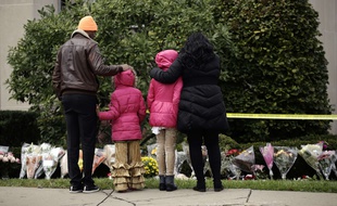 Recueillement et hommage devant la synagogue de Pittsburgh (Etats-Unis), touchée par une attaque antisémite ayant fait onze morts. Octobre 2018
