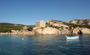 La maison est enclavée dans le terrain d'un propriétaire corse.
