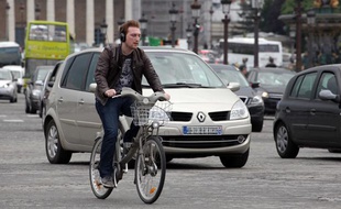 Illustration d'un cycliste, circulant place de la Concorde à Paris en 2013.