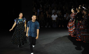Carol Lim et Humberto Leon saluent les invités du défilé Kenzo x H&M le 20 octobre 2016.