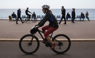 Une cycliste sur la promenade des Anglais