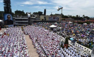 Des catholiques assistent à la messe de béatification de l'archevêque salvadorien Oscar Romero à San Salvador le 23 mai 2015