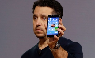 Panos Panay, de Microsoft, présente le Nokia Lumia 950, en octobre 2015.