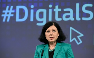 La commissaire européenne à la Justice et aux Consommateurs, Vera Jourova, lors d'une conférence de presse sur le marché unique numérique, à Bruxelles, le 9 décembre 2015
