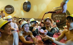 Lancement de l'opération du beaujolais nouveau au Japon, au spa Hakone Yunessun à Hakone, el 15 novembre 2018