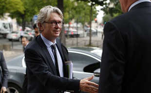 French Force Ouvriere (FO) labour union General Secretary Jean-Claude Mailly arrives at the French Economic, Social and Environmental Council (CESE) at the Palais d'Iena for a social conference with unions and employers, Monday, July 7, 2014 in Paris, France. Hollande and French Prime Minister Manuel Valls opened on July 7 at the 3rd social conference of the President's term. (AP Photo/ Benoit Tessier-Pool)/XPAR124/916823525884/POOL PHOTO/1407071717