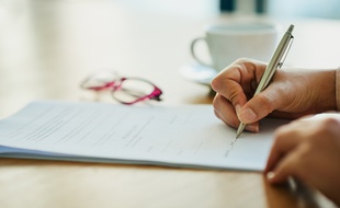 Une procédure simple et gratuite vous permet d'authentifier des actes rédigés sous seing privé.